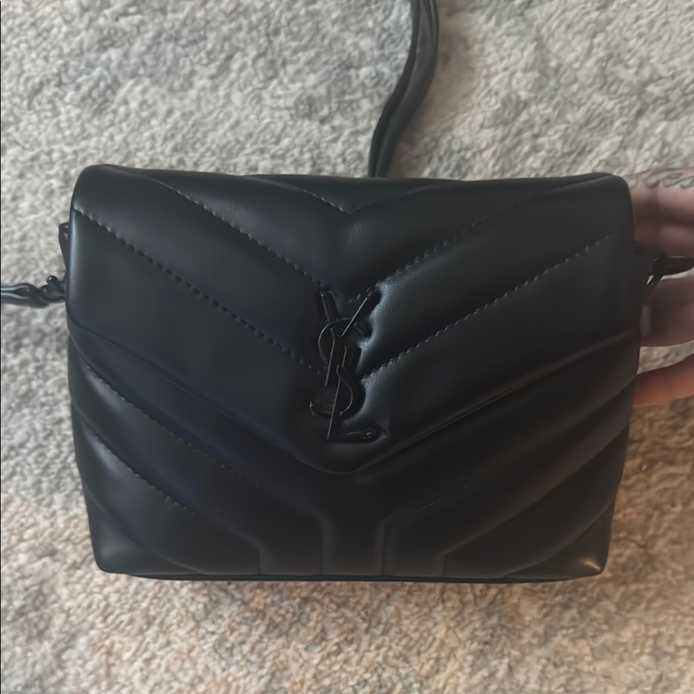 Elegant Black Chevron Crossbody Bag
